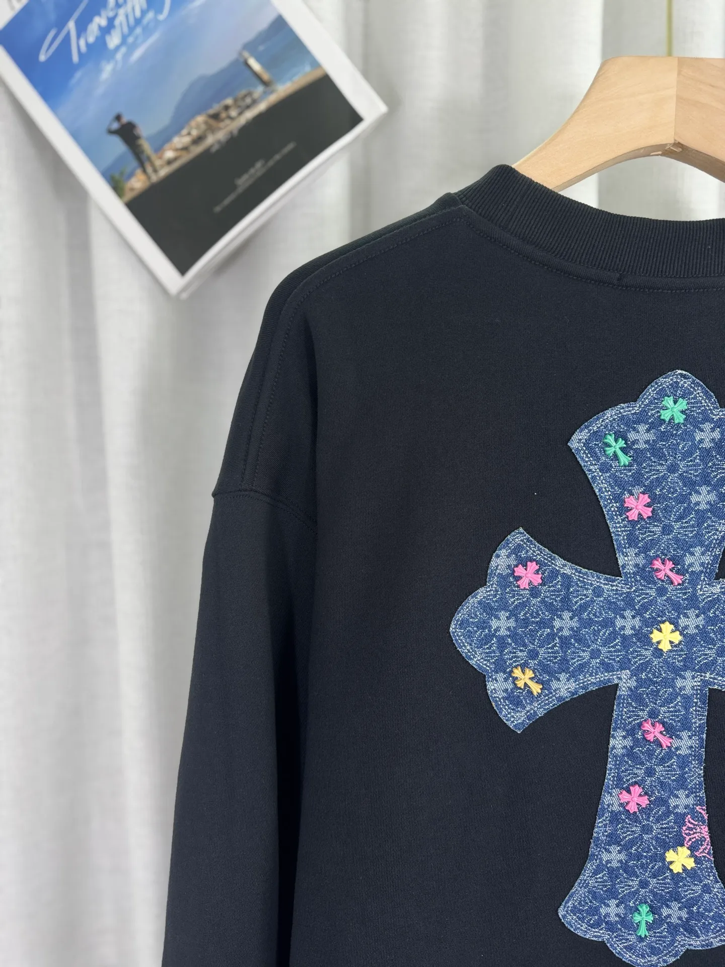 P270 top version, real shot without P, ​​different from market currency) 𝗖𝗵𝗿𝗼𝗺𝗲 𝗛𝗲𝗮𝗿𝘁𝘀/Cro Heart 2025 denim patch embroidery autumn and winter new original single counter American laser burnt 3D three-dimensional color embroidery couple casual sweatshirt 👑The highest version! Customized fabric 430g tripe terry fabric! American acid washed distressed original denim with burnt flowers ✟appliqué embroidery and exquisite embroidery of letters! The best-selling model in the counter, very comfortable to wear. Accessories: original molded and authenticated collar label➕100% silk wash label. Genuine purchase-grade original hangtag➕matching hanging rope➕3D hanging beads➕original packaging bag. Craftsmanship: The original version has consistent wiring! The highest version of the armhole matching technique! Color: White Black Size: S M L XL Style No.: 25-302